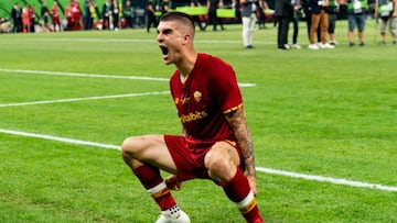 TIRANA, ALBANIA - MAY 25: Gianluca Mancini of AS Roma celebrate after winning the UEFA Conference League final match between AS Roma and Feyenoord at Arena Kombetare on May 25, 2022 in Tirana, Albania. (Photo by Raymond Smit/NESImages/vi/DeFodi Images via Getty Images)