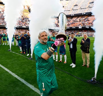 Santiago Cañizares, con el trofeo de la Supercopa.