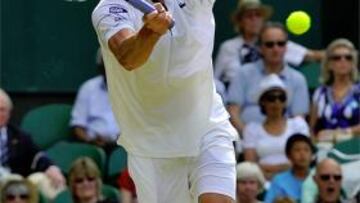 Novak Djokovic supera al estadounidense Taylor Dent