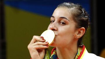 JJOO40. R&Iacute;O DE JANEIRO (BRASIL), 19/08/2016.- La espa&ntilde;ola Carolina Mar&iacute;n celebra el oro tras vencer a la india Sindhu Pusarla hoy, 19 de agosto de 2016, en la final de b&aacute;dminton de los Juegos Ol&iacute;mpicos R&iacute;o 2016 en la ciudad de R&iacute;o de Janeiro. EFE/Elvira Urquijo A.