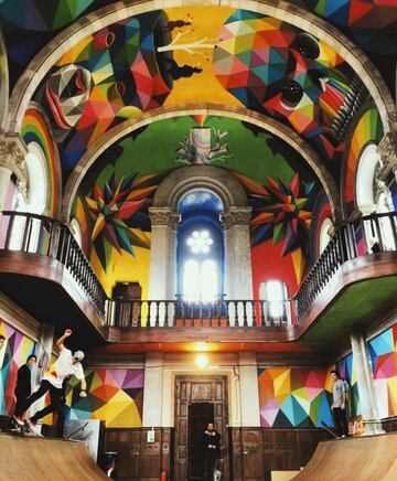 Okuda San Miguel, uno de los m¨¢ximos exponentes del arte urbano en Espa?a, se atrevi¨® a retratar a Kobe Bryant bajo su inconfundible estilo repleto de color. El mismo que inunda el mural creado en el campo de f¨²tbol de Can Tintorer, donde juega el Gav¨¢. Se trata de una reinterpretaci¨®n del deporte, donde mezcla venus y animales jugando con el globo terr¨¢queo como bal¨®n. A pesar de sus numerosas intervenciones en exteriores, llaman la atenci¨®n dos de sus interiores: el de la Iglesia Skate en Llanera (Asturias) y el del el Polideportivo Magari?os. Este ¨²ltimo, fruto de una iniciativa con el Estudiantes, denominada ¡®Siente los kolores¡¯, con tintes solidarios. Su colaboraci¨®n no se limit¨® al pabell¨®n, tambi¨¦n se cre¨® una original equipaci¨®n cuya puesta de largo se fij¨® para el derbi con el Real Madrid. Su arte no entiende de fronteras, ni de lugares, por eso ha dise?ado la pr¨®tesis de la atleta paral¨ªmpica Desir¨¦e Vila. La gallega ha posado en sus redes mostrando esta obra de arte. ¡°Enamorada de mi nueva pr¨®tesis deportiva. Gracias de coraz¨®n a Okuda y su equipo¡±, escrib¨ªa.