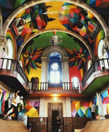 Okuda San Miguel, uno de los máximos exponentes del arte urbano en España, se atrevió a retratar a Kobe Bryant bajo su inconfundible estilo repleto de color. El mismo que inunda el mural creado en el campo de fútbol de Can Tintorer, donde juega el Gavá. Se trata de una reinterpretación del deporte, donde mezcla venus y animales jugando con el globo terráqueo como balón. A pesar de sus numerosas intervenciones en exteriores, llaman la atención dos de sus interiores: el de la Iglesia Skate en Llanera (Asturias) y el del el Polideportivo Magariños. Este último, fruto de una iniciativa con el Estudiantes, denominada ‘Siente los kolores’, con tintes solidarios. Su colaboración no se limitó al pabellón, también se creó una original equipación cuya puesta de largo se fijó para el derbi con el Real Madrid. Su arte no entiende de fronteras, ni de lugares, por eso ha diseñado la prótesis de la atleta paralímpica Desirée Vila. La gallega ha posado en sus redes mostrando esta obra de arte. “Enamorada de mi nueva prótesis deportiva. Gracias de corazón a Okuda y su equipo”, escribía.