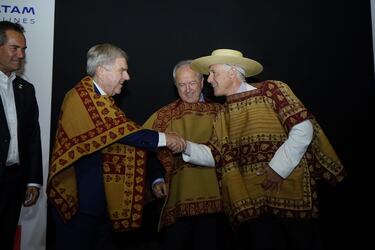 ¡Un Chamanto de regalo! Federación de Rodeo homenajeó a Thomas Bach