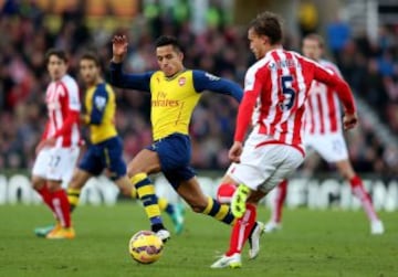 Alexis Sánchez jugó todo el partido y pese a algunas buenas jugadas, no pudo ayudar al Arsenal que pagó caro el pésimo primer tiempo.