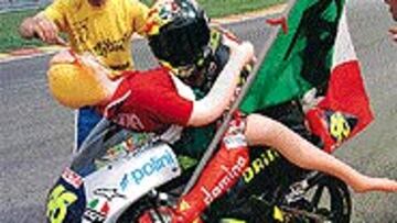 <b>SU PRIMERA NOVIA.</B> Rossi gana el GP de Italia de 1997 y sube a su moto a una muñeca hinchable. Dijo que él también tenía novia, como Max Biaggi, acompañado entonces por Naomi Campbell.