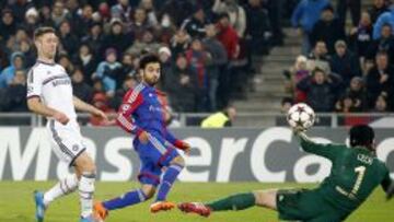 Salah (de azul) le marcó al Chelsea en Champions.