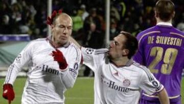 <b>PAREJA LETAL. </b>Ribéry felicita a su compañero Robben tras marcar a la Fiorentina en Champions.