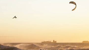 Liam Whaley volando alto en el Red Bull King of The Air, el evento más extremo del mundo del kitesurf.