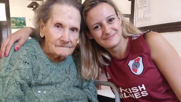 Amor por los colores: Rita padece Alzheimer, pero su fanatismo por River la unió con su bisnieta