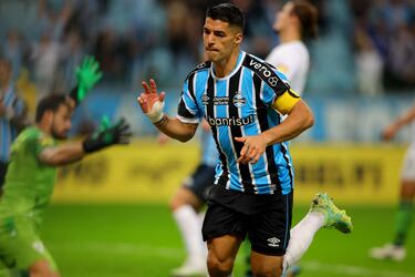 Suárez se olvida de su rodilla y vuelve a marcar con Grêmio