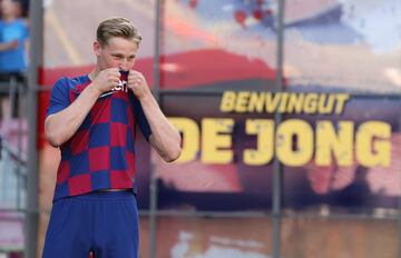 El jugador holandés Frenkie de Jong ha pisado por primera vez el Camp Nou con la camiseta del Fútbol Club Barcelona ante un gran número de barcelonistas.