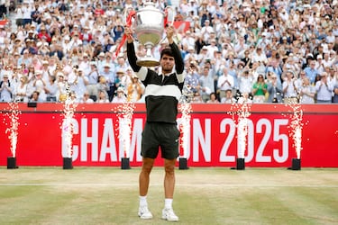 Carlos Alcaraz levanta el trofeo. 