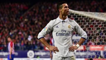 Real Madrid's Portuguese forward Cristiano Ronaldo celebrates after scoring his third goal during the Spanish league football match Club Atletico de Madrid vs Real Madrid CF at the Vicente Calderon stadium in Madrid, on November 19, 2016. / AFP PHOTO / GERARD JULIEN