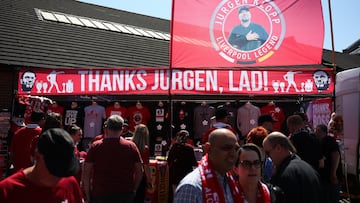 Liverpool (United Kingdom), 19/05/2024.- A banner on a merchandise stand outside Anfield stadium ahead of the English Premier League soccer match of Liverpool FC against Wolverhampton Wanderers in Liverpool, Britain, 19 May 2024. (Reino Unido) EFE/EPA/ADAM VAUGHAN EDITORIAL USE ONLY. No use with unauthorized audio, video, data, fixture lists, club/league logos, 'live' services or NFTs. Online in-match use limited to 120 images, no video emulation. No use in betting, games or single club/league/player publications.