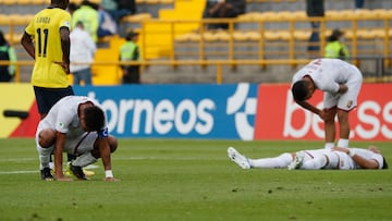 AMDEP1329. BOGOTÁ (COLOMBIA), 09/02/2023.- Yerson Chacón (i) de Venezuela y compañeros reaccionan hoy, al final de un partido de la fase final del Campeonato Sudamericano Sub'20 entre las selecciones de Ecuador y Venezuela en el estadio de Techo en Bogotá (Colombia). EFE/ Carlos Ortega
