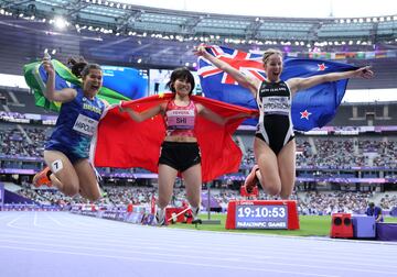 Atletismo, final 100 metros femeninos T36. Verónica Hipólito de Brasil, Yiting Shi de China y Danielle Aitchinson de Nueva Zelanda, celebran la la medalla de bronce, oro y plata, respectivamente.