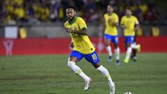 LOS ANGELES, CALIFORNIA - SEPTEMBER 10: Neymar Jr. #10 of Brazil eyes the ball in the 2019 International Champions Cup match against Peru on September 10, 2019 in Los Angeles, California.   Kevork Djansezian/Getty Images/AFP
 == FOR NEWSPAPERS, INTERNET, 