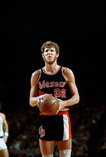 La Mesa, 5 de noviembre de 1952-San Diego, 27 de mayo de 2024. 71 a?os. Un pvot histrico de la NBA. Fue seleccionado con el nmero uno del Draft en 1974 por Portland tras ganar dos ttulos universitarios con UCLA. Se coron campen de la NBA y MVP de la temporada con los Blazers en 1977. Tras una serie de lesiones, brill como Mejor Sexto Hombre en los Boston Celtics, con los que gan su segundo anillo en 1986.