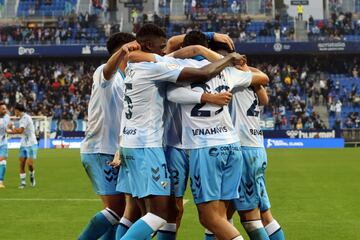 Abrazos tras el gol de Juanpe.