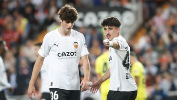 Javi Guerra y Diego L¨®pez en un partido con el Valencia.