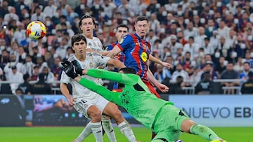 Soccer Football - Spanish Super Cup - Final - FC Barcelona v Real Madrid - King Abdullah Sports City Stadium, Jeddah, Saudi Arabia - January 11, 2026 FC Barcelona's Robert Lewandowski in action with Real Madrid's Alvaro Carreras, Real Madrid's Thibaut Courtois and Real Madrid's Gonzalo Garcia REUTERS/Stringer