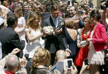 El delantero de la Juventus de Turín Fernando Llorente y su esposa María Lorente tras contraer matrimonio en la basílica de Santa María del Coro de San Sebastián.