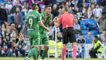 28/04/18 PARTIDO PRIMERA DIVISION
REAL MADRID - CD LEGANES
GABRIEL PIRES PROTESTA AL ARBITRO IGLESIAS VILLANUEVA