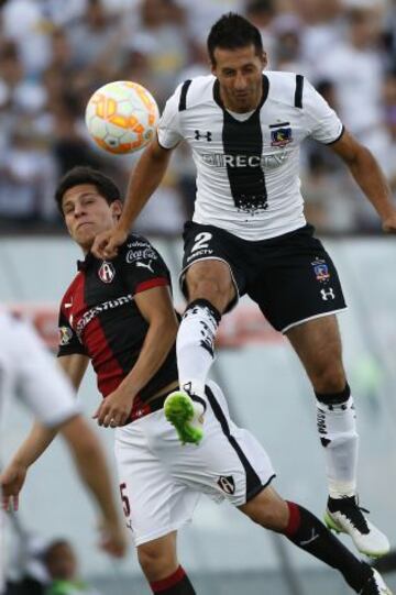 Arturo González salta a luchar una pelota con Christian Vilches.