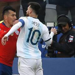 La pelea de Medel y Messi que terminó con ambos expulsados
