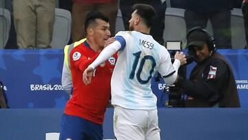 La pelea de Medel y Messi que terminó con ambos expulsados