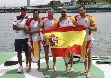 El equipo español celebra la medalla de plata. 