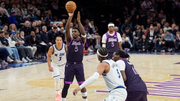 Anthony Edwards (Timberwolves) lanza a canasta durante un partido contra los Magic.