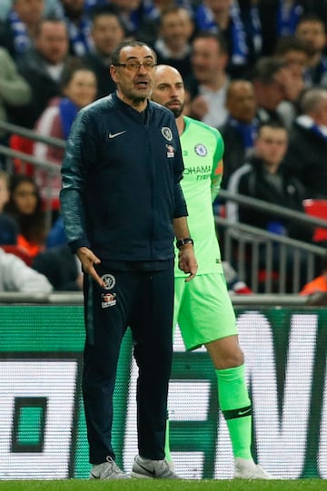 En el último minuto de la segunda parte de la prórroga de la Carabao Cup, Kepa Arrizabalaga, portero del Chelsea, se negó a abandonar el campo sustituido. El italiano Sarri había mandado a Willy Caballero saltar al campo por el portero español, pero Kepa se negó a ser cambiado. Incluso, el árbitro habló con Kepa para que abandonara el césped pero el español se negó en rotundo. El técnico italiano había tomado la decisión de sacar al guardameta argentino por Kepa, después de que el exportero del Athletic se quejará de problemas físicos. El enfado de Sarri fue mayúsculo y amagó con marcharse del banquillo hacía el vestuario. La autoridad del entrenador italiano, muy tocado por los malos resultados, queda en entredicho. Luego en la tanda de penalti el Chelsea perdió y Kepa sólo pudo atajar el lanzamiento de Sané.