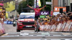 Reusser celebra su victoria en la cuarta etapa del Tour.