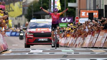 Reusser celebra su victoria en la cuarta etapa del Tour.