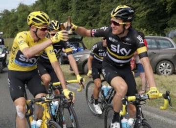 Chris Froome brinda con un compañero de equipo por la victoria. 