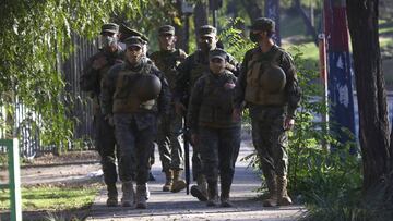 Santiago 9 mayo 2020 Personal del ejercito junto a carabineros patrulla avenida Tobalaba en la comuna de Peñalolen donde empezó a operar cuarentena total por la pandemia del coronavirus Javier Salvo/Aton Chile