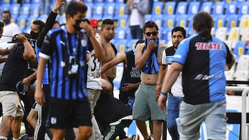 Algunos de los barristas saltaron a la cancha del estadio durante la bronca con los del Atlas.