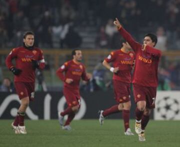 La única vez que un jugador chileno se midió en fase de eliminación directa ante Real Madrid en Champions, pasó el elenco del nacional. Fue David Pizarro con la Roma en octavos de final de 2007-2008.