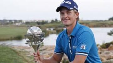 Tom Lewis, con el trofeo.