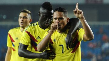 Carlos Bacca celebrando su gol en la goleada 4-0 ante China