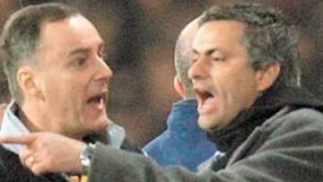 <b>MALENCARADO. </b>Mourinho se enfrenta al cuarto árbitro, Phill Crossley, en la final de la Carling Cup.