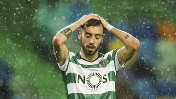 LIS54. LISBOA (PORTUGAL), 12/04/2018.- Bruno Fernandes de Sporting reacciona hoy, jueves 12 de abril de 2018, al final de un partido por los cuartos de final de la Liga Europa disputado entre Sporting CP y Atl&eacute;tico Madrid, en el estadio Alvalade XX