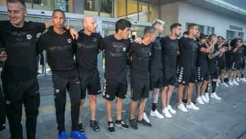 Los jugadores del Alav&eacute;s saludan a los hinchas que les despidieron en Vitoria.