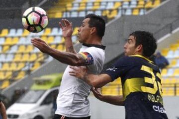 Futbol, Everton vs Colo Colo.
Decimotercera fecha, campeonato de Clausura 2016/17
El jugador de Colo Colo Esteban Paredes, izquierda, juega el balon contra  de Colo Colo durante el partido de primera division contra Everton en el estadio Sausalito en ViÃ±a del Mar, Chile.
07/05/2017
Marcelo Hernandez/Photosport***************

Football, Everton vs Colo Colo.
13th date, Clousure Championship 2016/17
Colo Colo's player Esteban Paredes, play ball during the first division football match against Everton at Sausalito  stadium in ViÃ±a del Mar, Chile.
07/05/2017
Marcelo Hernandez/Photosport