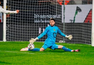 El portero español que bate a las cinco grandes ligas desde Bélgica