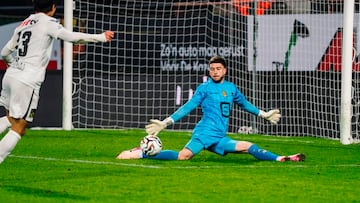 El portero español Nacho Miras durante un partido del Mechelen belga.