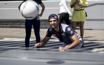 Carlos Sainz jugando al f¨²tbol en el paddock de Hungaroring.