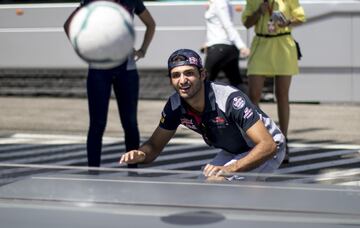 Carlos Sainz jugando al fútbol en el paddock de Hungaroring. 