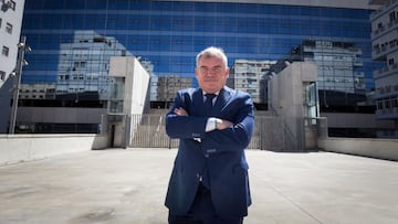 El presidente del Cádiz, Manuel Vizcaíno, con el Estadio Nueva Mirandilla de fondo.